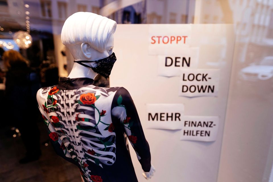 Protest gegen den Lockdown im Schaufenster eines Kölner Modegeschäfts