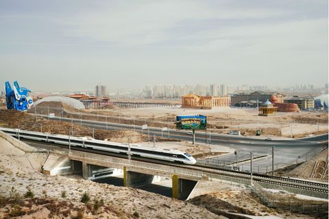 Der Fotograf Davide Monteleone dokumentiert eines der wichtigsten chinesischen Projekte seit Jahren: die Neue Seidenstraße. Hier die Bahnstrecke Chongqing–Xinjiang in Lanzhou