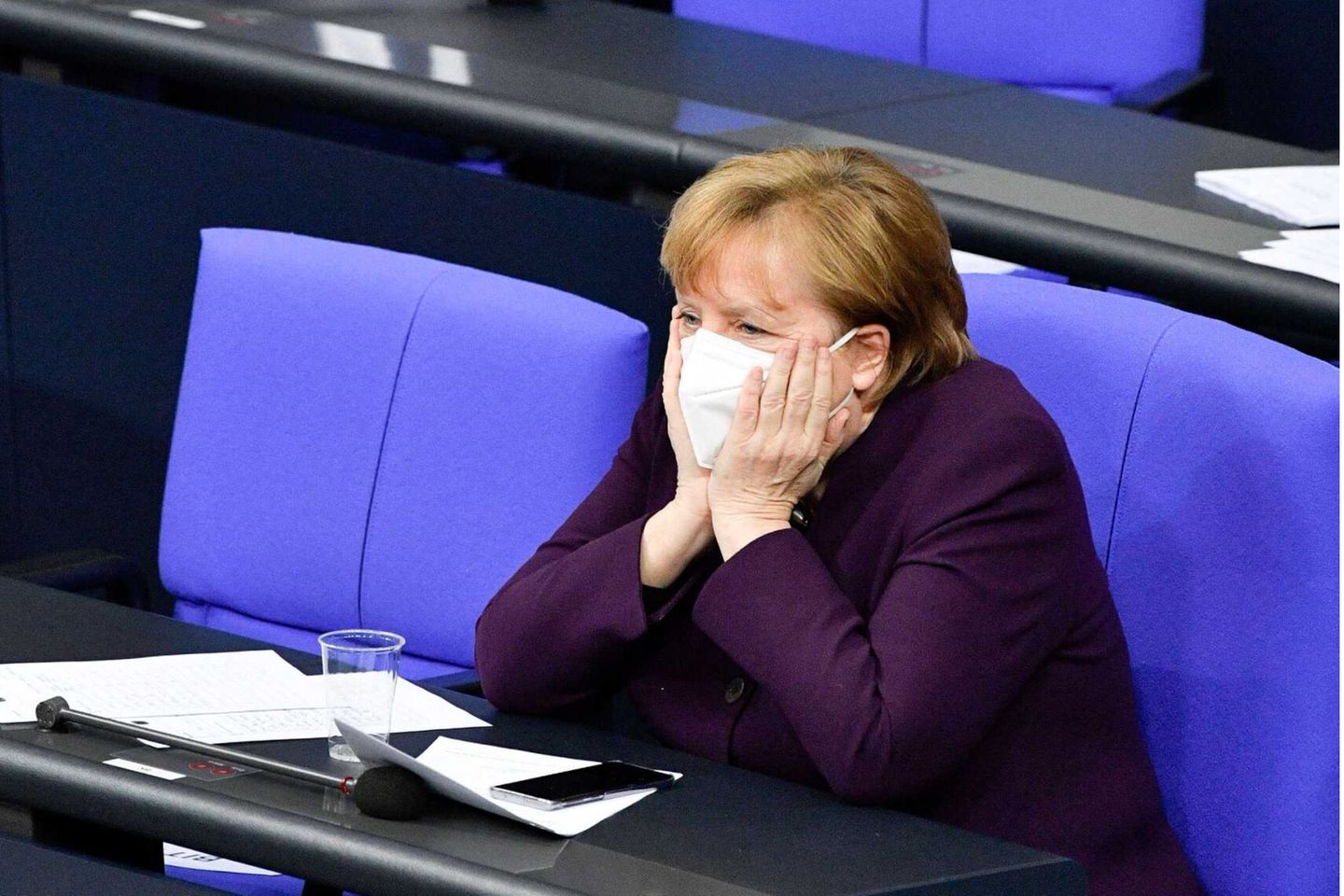 Bundeskanzlerin Merkel und Gesundheitsminister Spahn im Bundestag