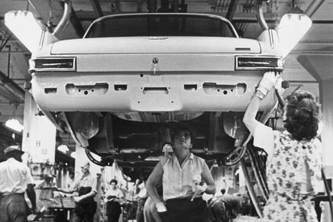 Mitarbeiterinnen in der Chrysler-Fabrik in Detroit in 1963