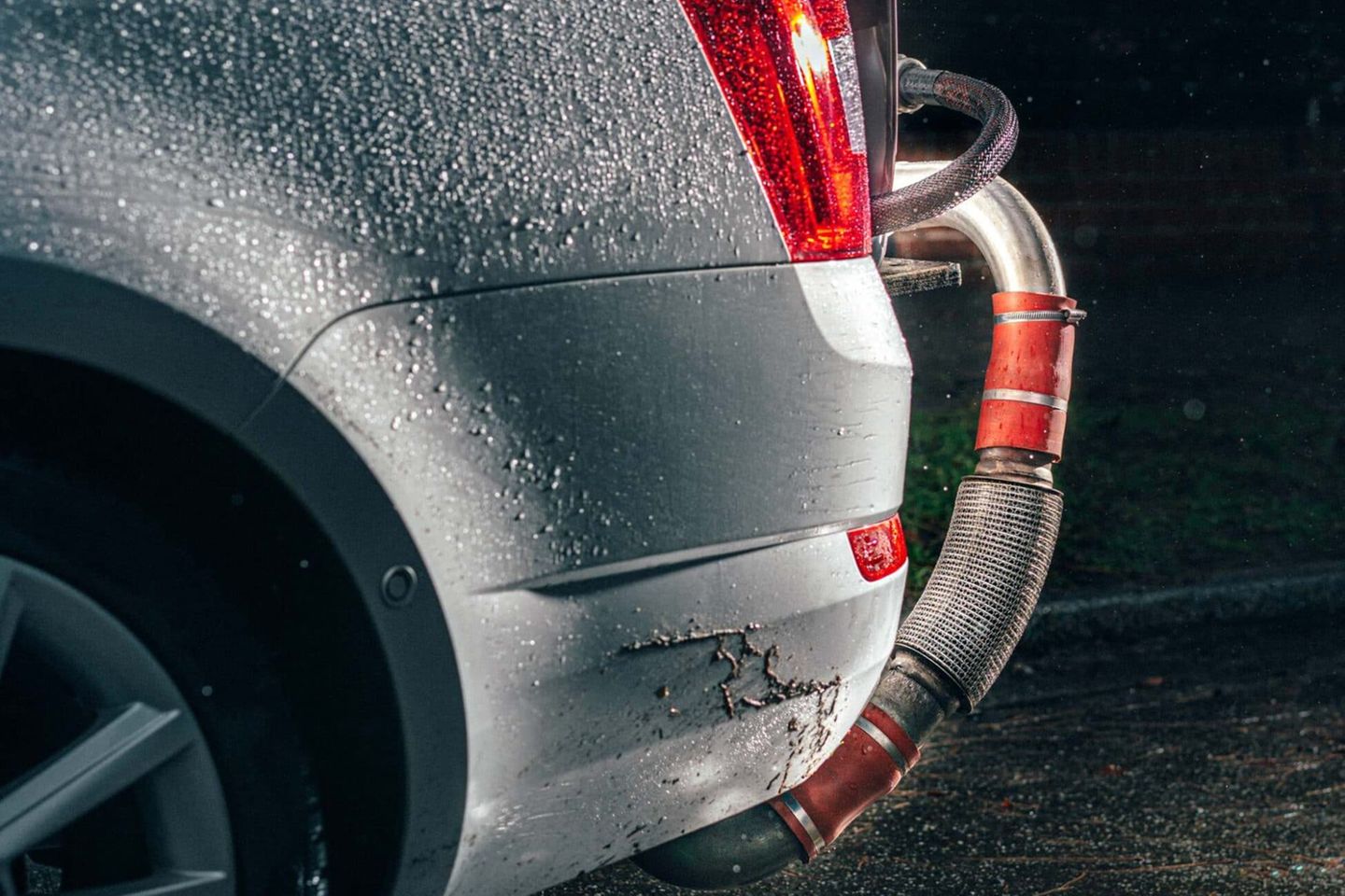 Schadstoffmessung bei einem Škoda: Die Abgase werden aus dem Auspuff in ein Messgerät umgeleitet