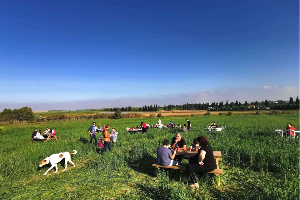 In Israel kehrt langsam Normalität zurück. Nahe der Stadt Beer Sheva genießen die Menschen das gute Wetter