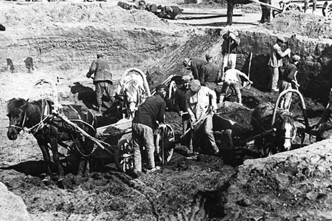 1929: Arbeiter heben die Baugrube für den ersten Hochofen des Magnitogorsk Stahlwerks aus
