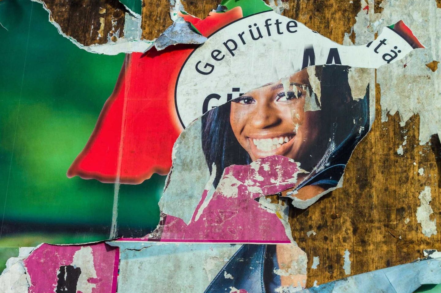 Eine Wand mit alten, abgerissenen Plakaten