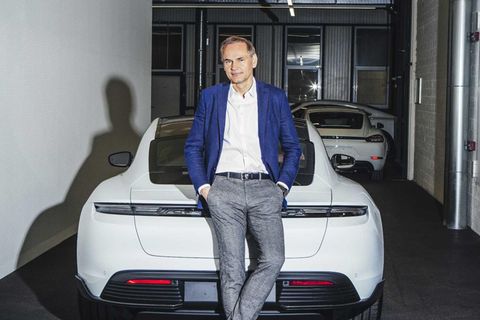 Der Chef und sein Vorbild: Porsche-Boss Oliver Blume mit dem Elektromodell Taycan