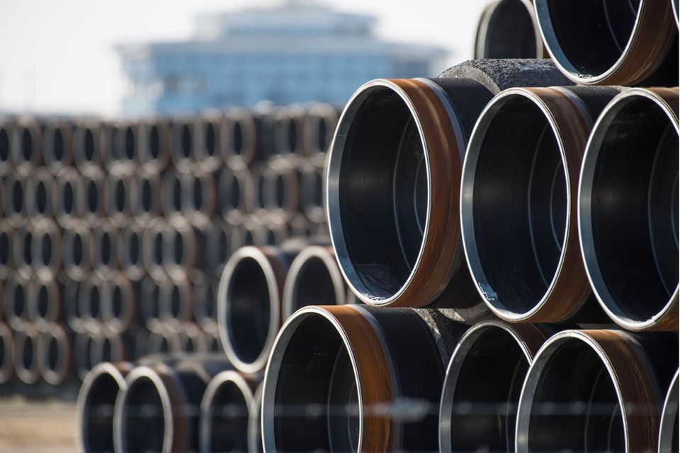 Pipeline-Röhren für den Transport von Erdgas lagern im Seehafen Sassnitz-Mukran