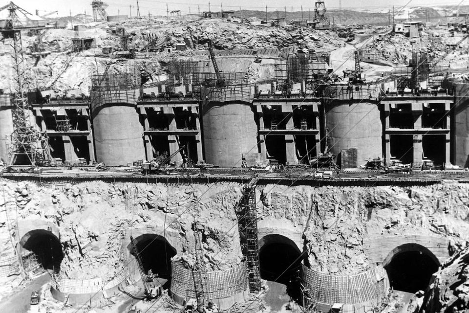 Bauarbeiten am Assuan Staudamm im April 1964