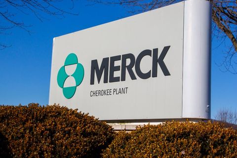 Molnupiravir heißt das Corona-Medikament des US-Pharmakonzerns Merck, auch bekannt als MSD. Anfang März berichtete der Konzern von „ermutigenden ersten Ergebnissen“ bei der Entwicklung