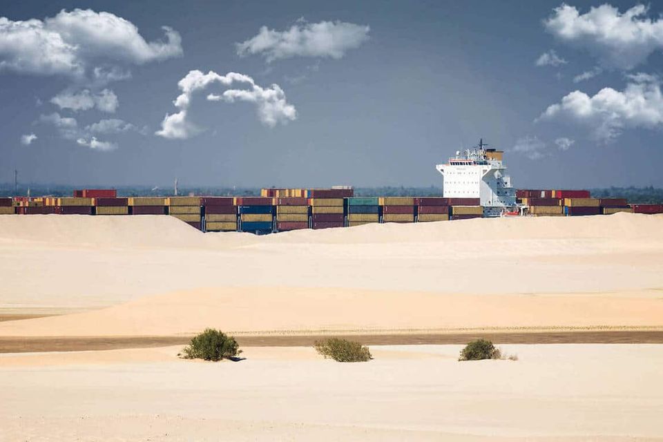 Ein Containerschiff durchquert den Suezkanal