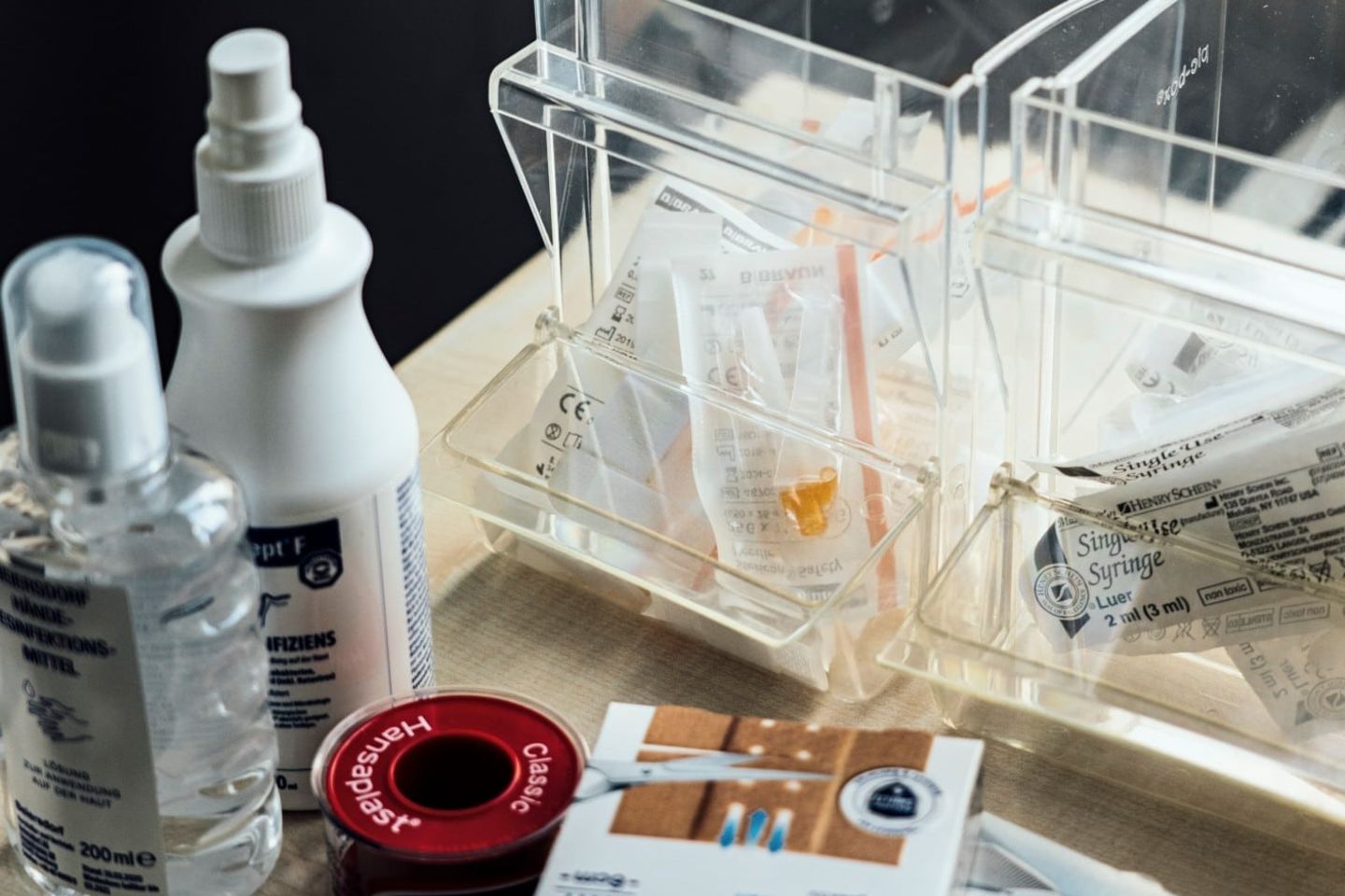 Pflaster, Kanülen, Desinfektionsspray – bei Beiersdorf in Hamburg ist man bereit zum Impfen
