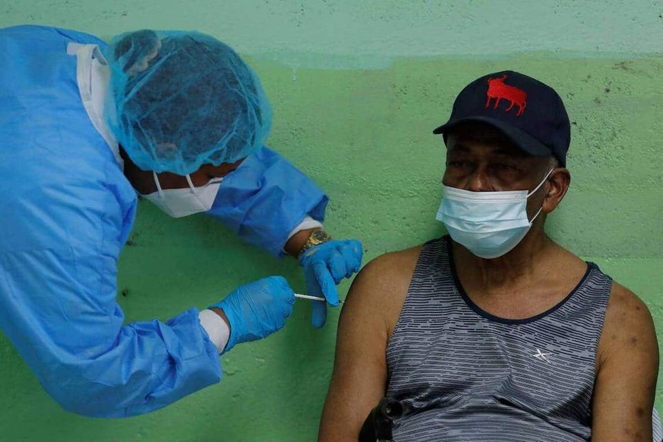 Ein Mann in Panama erhält die zweite Impfung mit dem Biontch/Pfizer-Impfstoff. Copyright: MAGO / Agencia EFE