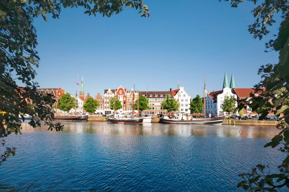 Lübeck bietet nicht nur das idyllische Flair des Stadthafens: Bis nach Hamburg sind es gut 60 Kilometer, für Pendler eine machbare Strecke