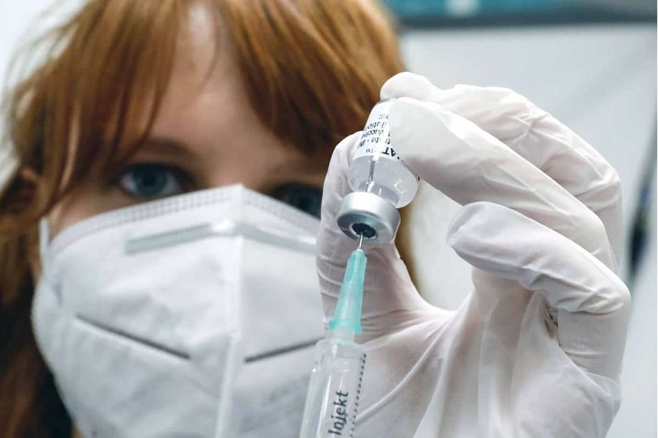 Impfzentrum Rathenow, 14.04.2021 - Aufziehen einer Spritze mit dem Biontech Pfizer Wirkstoff Comirnaty gegen Covid19 in