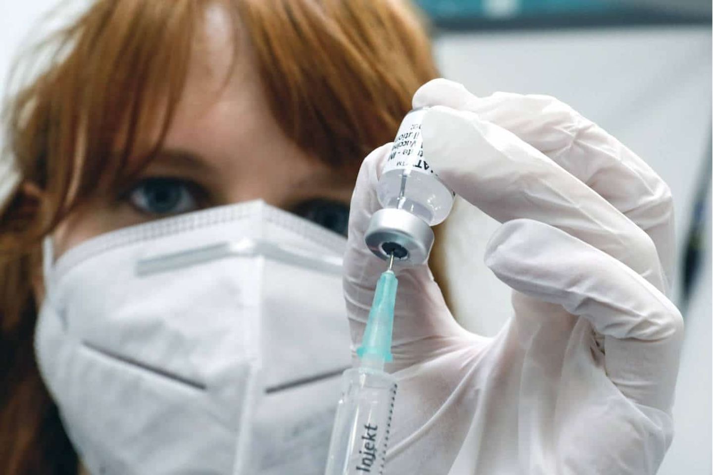 Impfzentrum Rathenow, 14.04.2021 - Aufziehen einer Spritze mit dem Biontech Pfizer Wirkstoff Comirnaty gegen Covid19 in