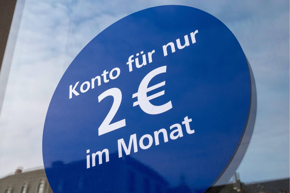 Aufkleber mit Werbung für ein günstiges Konto am Fenster einer Volksbank