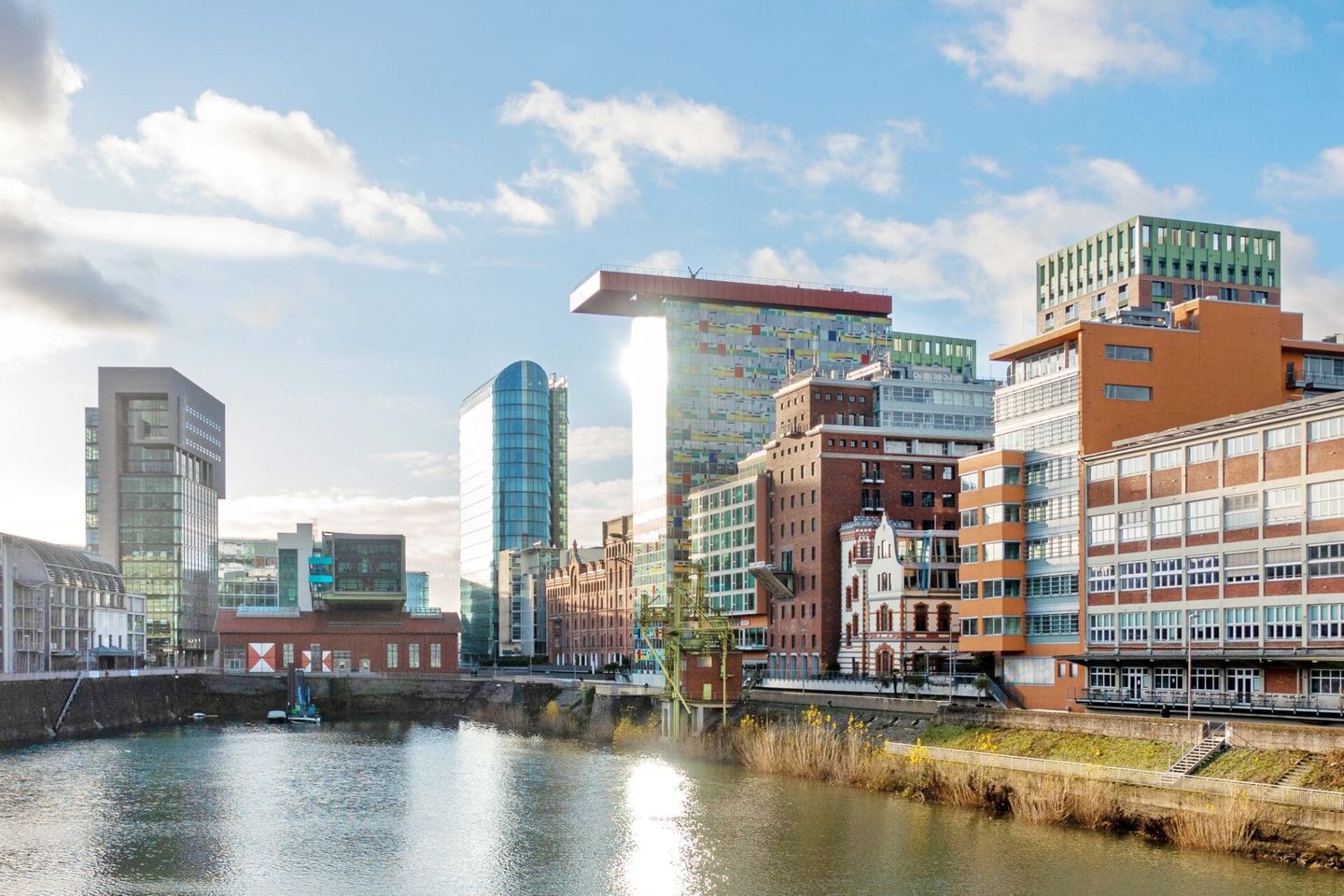 Um den Düsseldorfer Hafen werden nach Büros nun auch Wohnungen gebaut