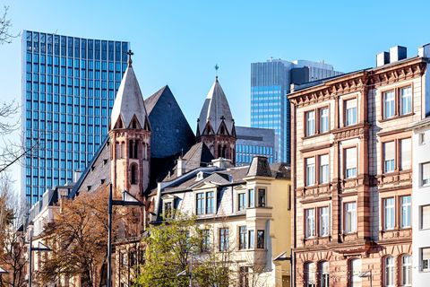 Historische Gebäude und Bankentürme auf engem Raum, das ist Frankfurt