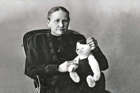 Margarete Steiff im Jahr 1908. Auf dem Schoß eine Neuheit: ein Teddybär mit Bekleidung
