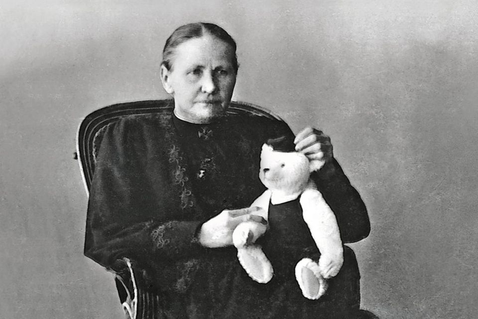 Margarete Steiff im Jahr 1908. Auf dem Schoß eine Neuheit: ein Teddybär mit Bekleidung