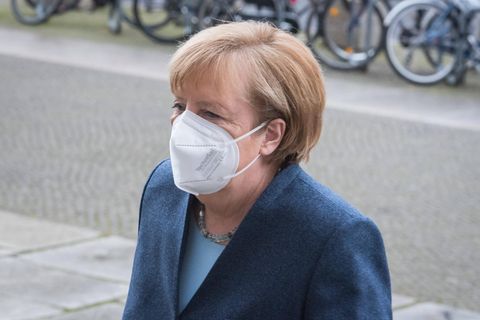 Auch Kanzlerin Merkel trug schon eine Maske von Technisat