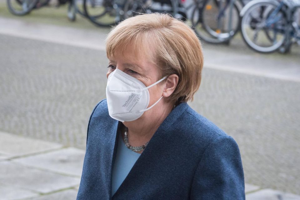 Auch Kanzlerin Merkel trug schon eine Maske von Technisat