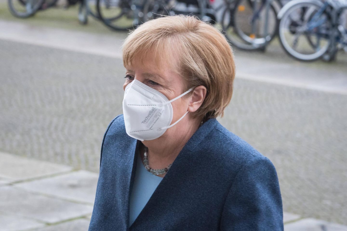 Auch Kanzlerin Merkel trug schon eine Maske von Technisat