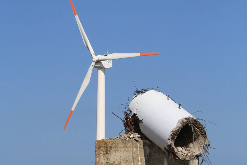Ausgediente und im Abbruch befindliche Windräder auf Rügen