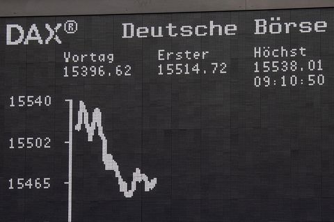 Die DAX-Kurve im Handelssaal der Deutschen Börse AG in Frankfurt am Main. Der DAX hat am Morgen mit 15538 Punkten einen neuen Höchsstand erreicht