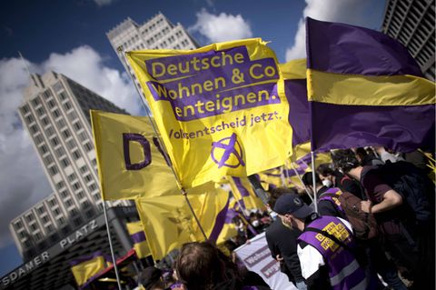 Mietendemo DEU, Deutschland, Germany, Berlin, 23.05.2021 Demonstranten mit Fahnen Deutsche Wohnen und CO Enteignen Volksentscheid Jetzt auf der Demonstration von Mieterorganisationen und politischen Initiativen gegen hohe steigende Mieten, teure Modernisierungen, Gentrifizierung und Zwangsraeumungen unter dem Motto Gegen Mietenwahnsinn Jetzt Erst Recht, Gegen Verdraengung und Mieten Wahnsinn stoppen Mietenwahnsinn, in Berlin. Durch die COVID-19-Pandemie Coronakrise hat sich diese Krise dramatisch verschaerft. Demo fuer die Unterstuetzung der Kampagne Deutsche Wohnen und CO Enteignen. en: Protesters with flags Deutsche Wohnen and CO expropriate referendum now Deutsche Wohnen und CO Enteignen Volksentscheid Jetzt during a demonstration ot t