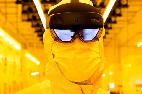 Bosch-Mitarbeiter mit VR-Brille im Reinraum der Fabrik in Dresden
