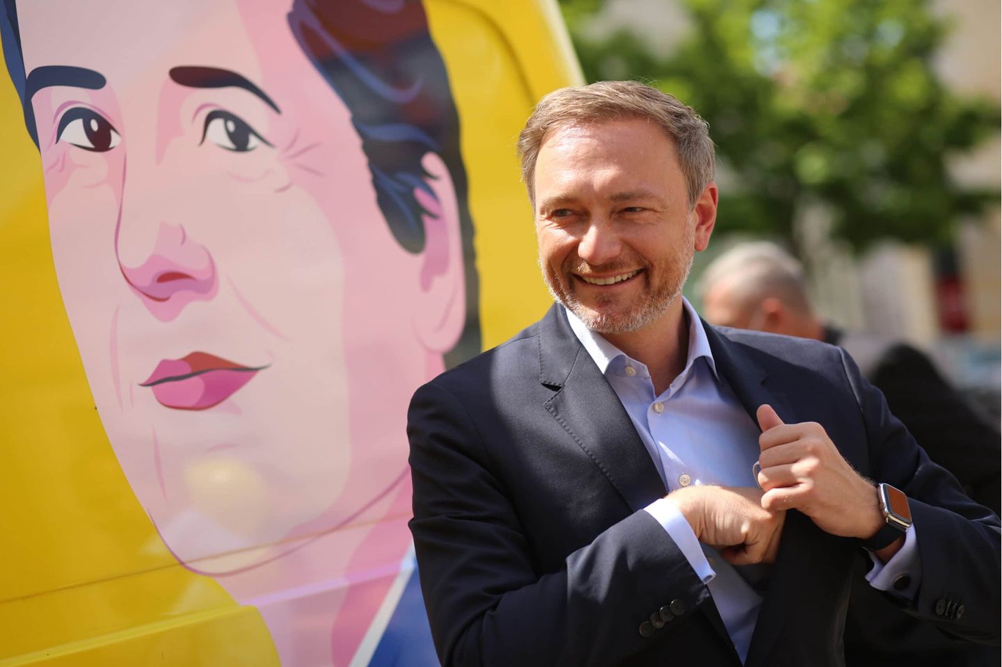 FDP-Bundesvorsitzender Christian Lindner spricht mit Teilnehmern auf einer Wahlkampfveranstaltung. Am 06.06.2021 wird in Sachsen-Anhalt ein neuer Landtag gewählt.