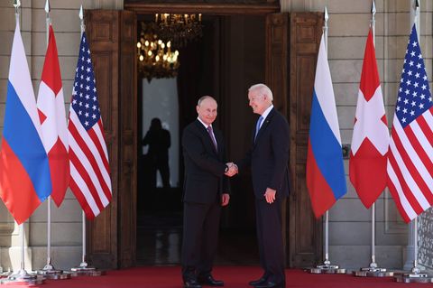 GENEVA, SWITZERLAND JUNE 16, 2021: Russia s President Vladimir Putin L and US President Joe Biden shake hands as they meet for talks at the Villa La Grange. Sergei Bobylev/TASS PUBLICATIONxINxGERxAUTxONLY TS104DE2