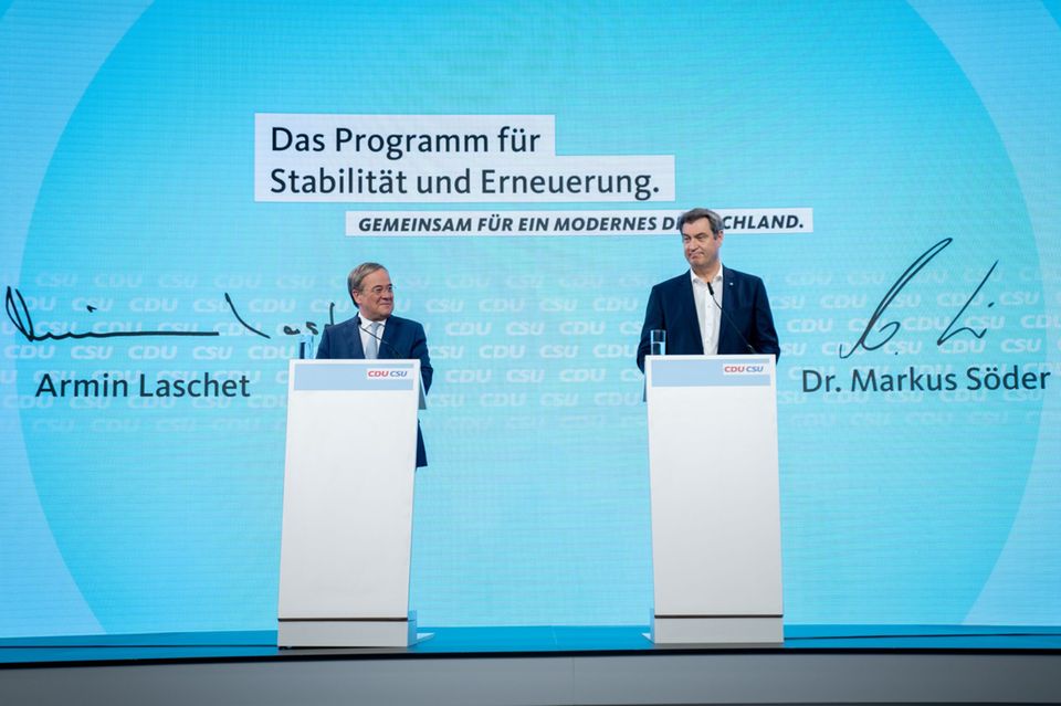 Armin Laschet (l), CDU-Kanzlerkandidat, CDU-Bundesvorsitzender und Ministerpräsident von Nordrhein-Westfalen, und Markus Söder, CSU-Vorsitzender und Ministerpräsident von Bayern, geben nach der Klausur der Spitzen von CDU und CSU eine Pressekonferenz zum gemeinsamen Wahlprogramm für die Bundestagswahl.