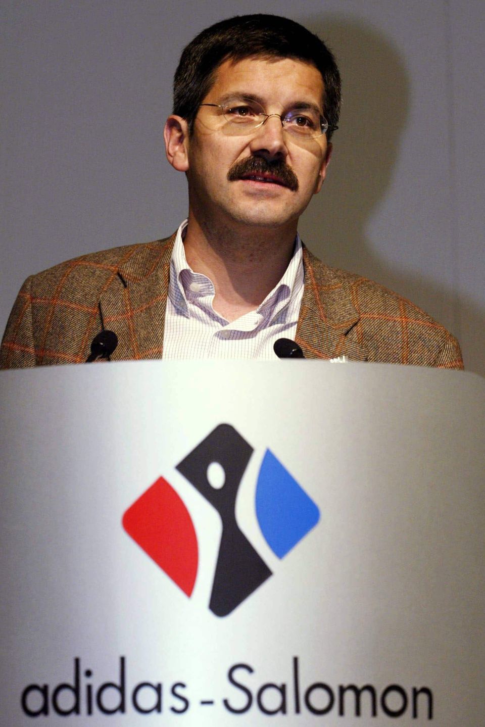Von 1997 bis 2005 hieß das Unternehmen Adidas-Salomon. Herbert Hainer wurde 2001 Vorstandschef
