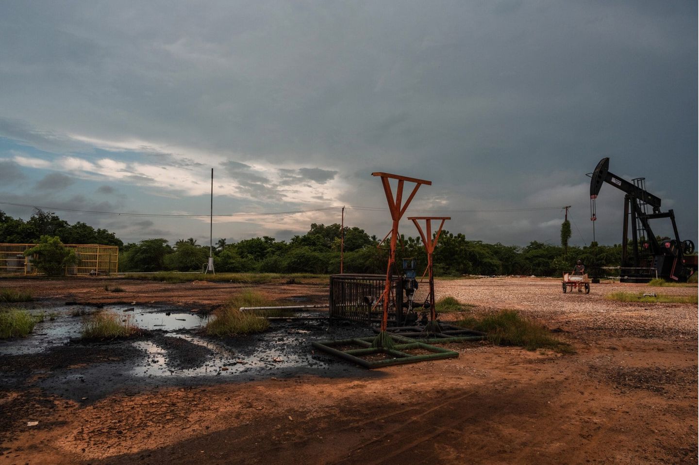 Die Ölpumpen in Cabimas stehen still, doch Lecks verseuchen die gesamte Stadt mit Öl