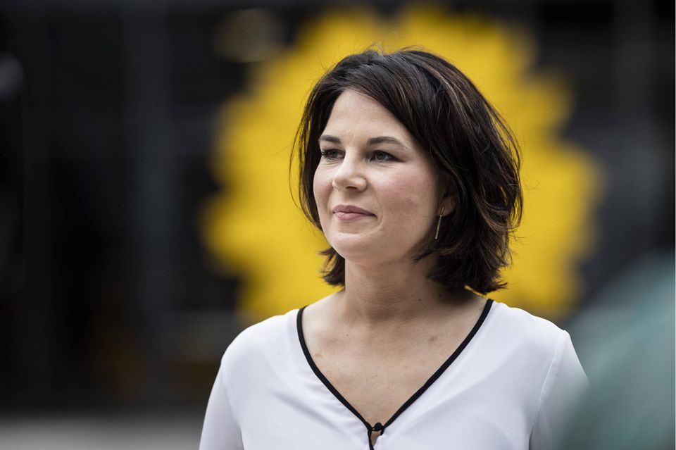 Annalena Baerbock, Co-Vorsitzende von Buendnis 90/Die Gruenen und Kanzlerkandidatin, aufgenommen beim Rundgang vor der Bundesdelegiertenkonferenz von Buendnis 90/Die Gruenen in Berlin, 10.06.2021. Berlin Deutschland *** Annalena Baerbock, co-chairwoman of Buendnis 90 Die Gruenen and candidate for chancellor, photographed during a tour before the federal delegates conference of Buendnis 90 Die Gruenen in Berlin, 10 06 2021 Berlin Germany Copyright: xFlorianxGaertner/photothek.dex