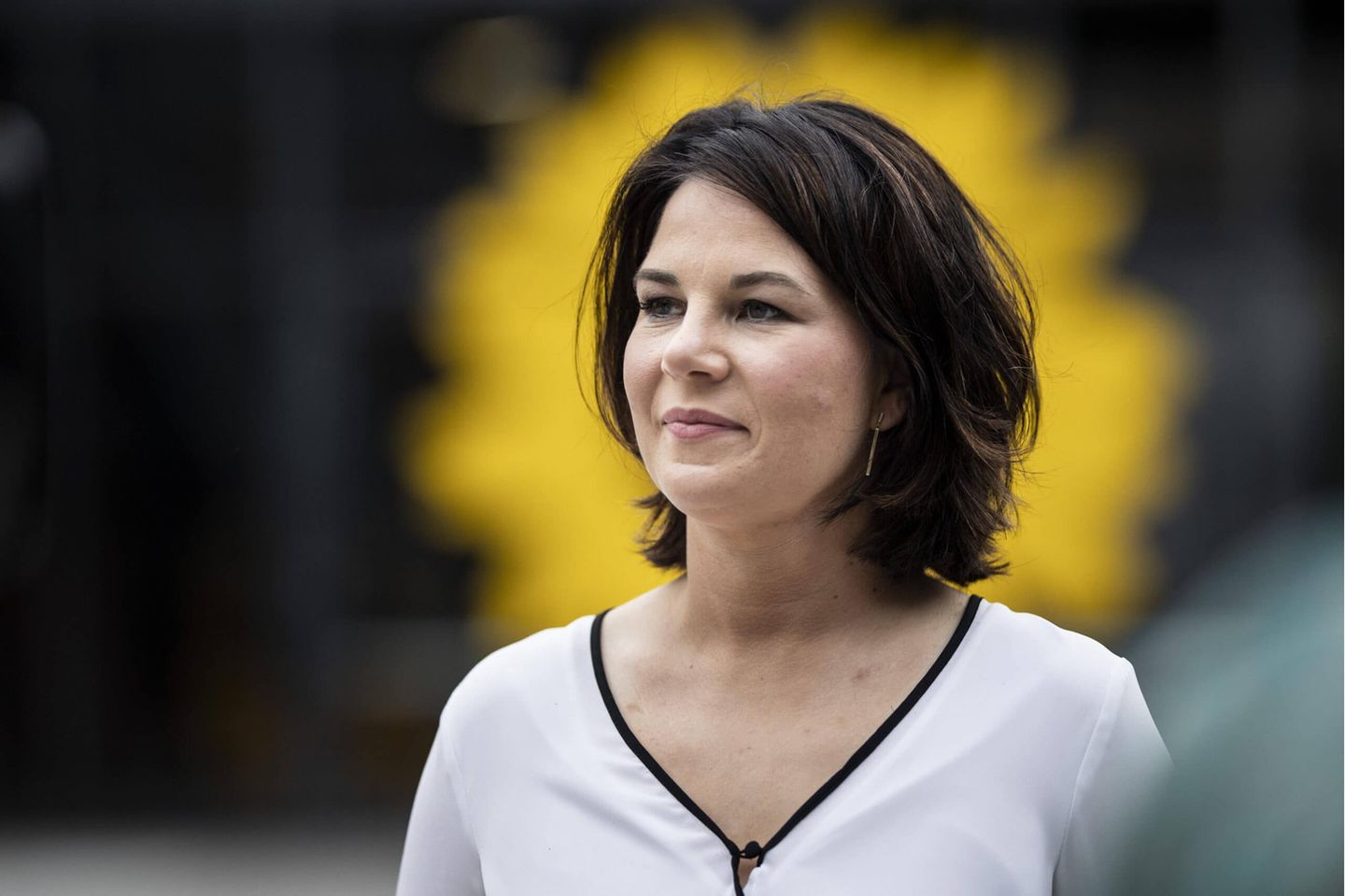 Annalena Baerbock, Co-Vorsitzende von Buendnis 90/Die Gruenen und Kanzlerkandidatin, aufgenommen beim Rundgang vor der Bundesdelegiertenkonferenz von Buendnis 90/Die Gruenen in Berlin, 10.06.2021. Berlin Deutschland *** Annalena Baerbock, co-chairwoman of Buendnis 90 Die Gruenen and candidate for chancellor, photographed during a tour before the federal delegates conference of Buendnis 90 Die Gruenen in Berlin, 10 06 2021 Berlin Germany Copyright: xFlorianxGaertner/photothek.dex