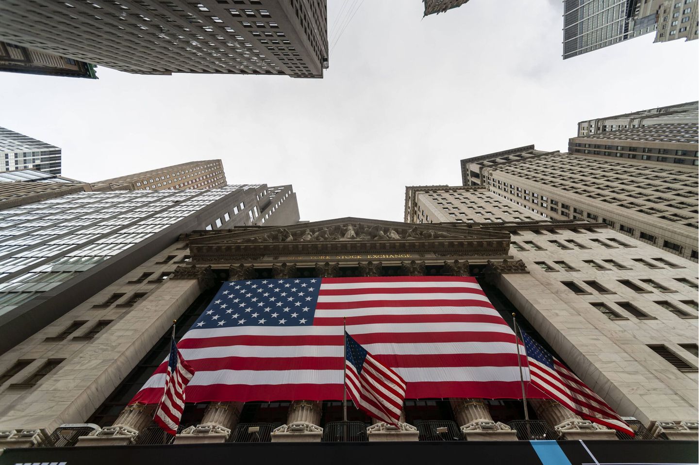 New York gets back to normal A giant American flag for Independence Day decorates the facade of the New York Stock Exchange on Friday, July 2, 2019. The NYSE is promoting their Summer Series, an assortment of programming outside of the exchange celebrating the reopening of the city. PUBLICATIONxNOTxINxUSAxUK RichardxB.xLevine