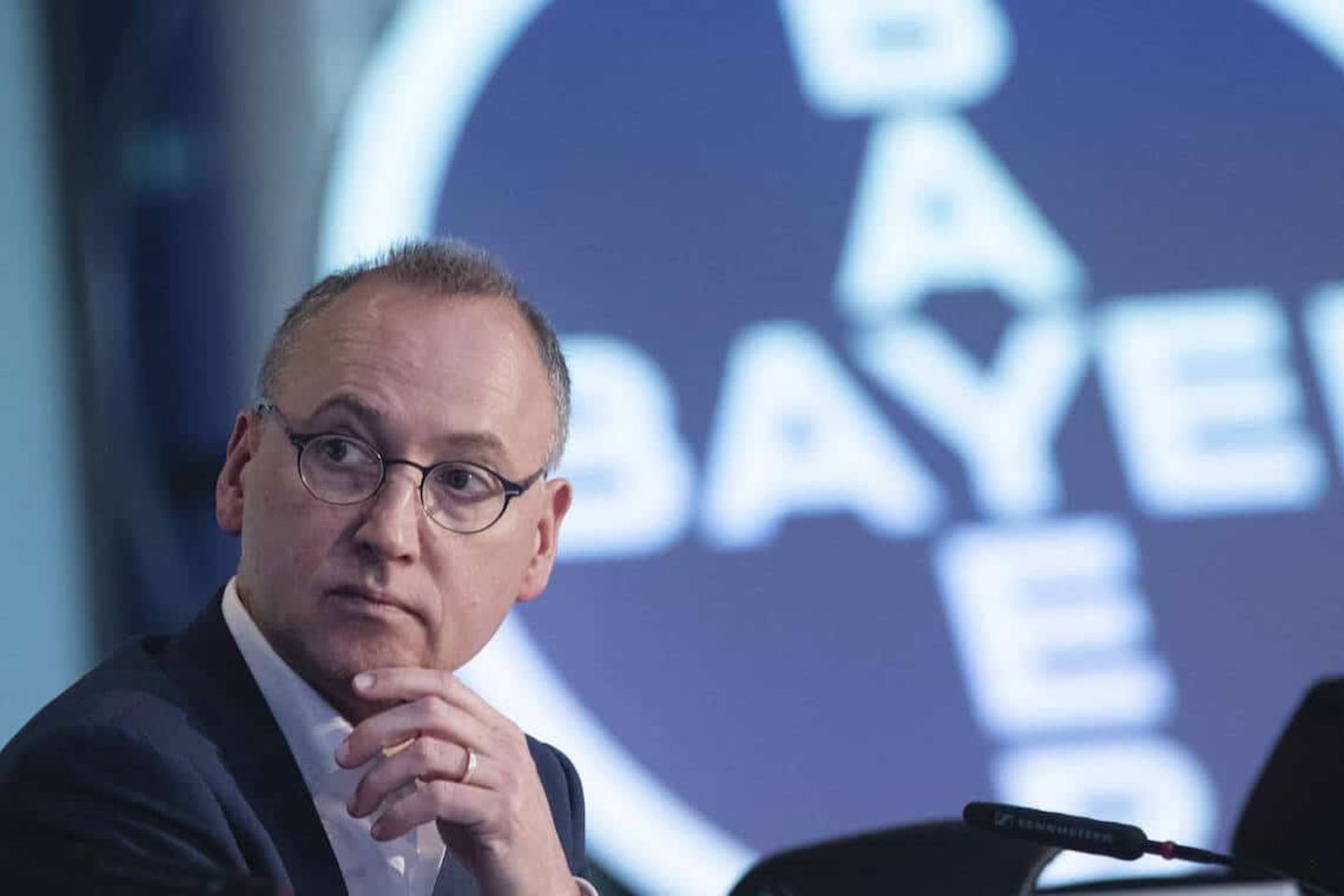 Werner Baumann, der CEO von Bayer, sagt, dass es nicht klug wäre, wenn jedes Land seine eigene VAkzinproduktion aufbauen würde