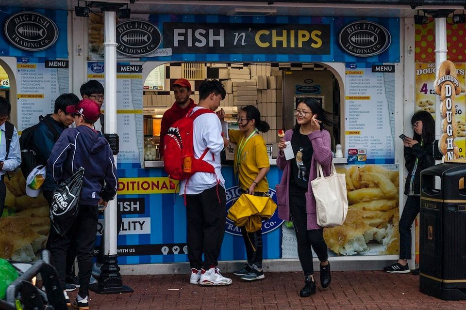 Fish and Chips ist so etwas wie das Nationalessen der Briten. Hier kaufen chinesische Touristen das Gericht an einer der rund 10.000 Buden, die es in Großbritannien gibt.