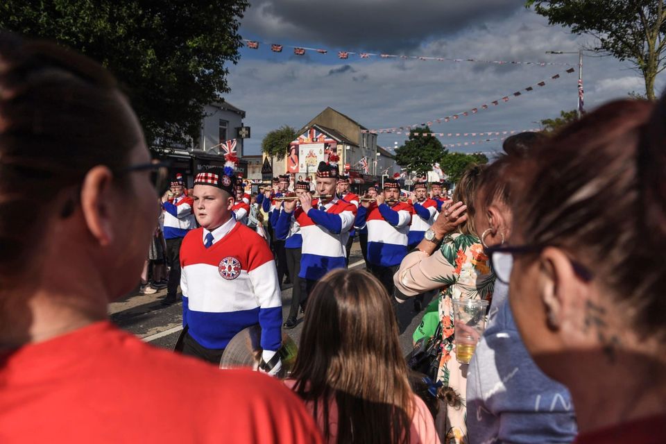Eine Parade zum 12. Juli zieht durch die Straßen von West Belfast.