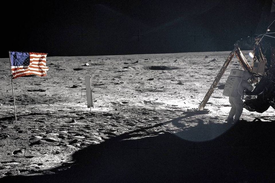 Neil Armstrong bei seinem Spaziergang auf dem Mond.
