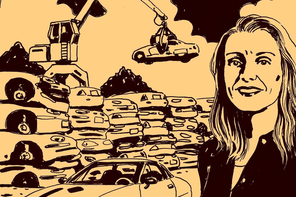 Friedhof der Auto-Avantgarde: Chelsea Sexton vor dem EV1