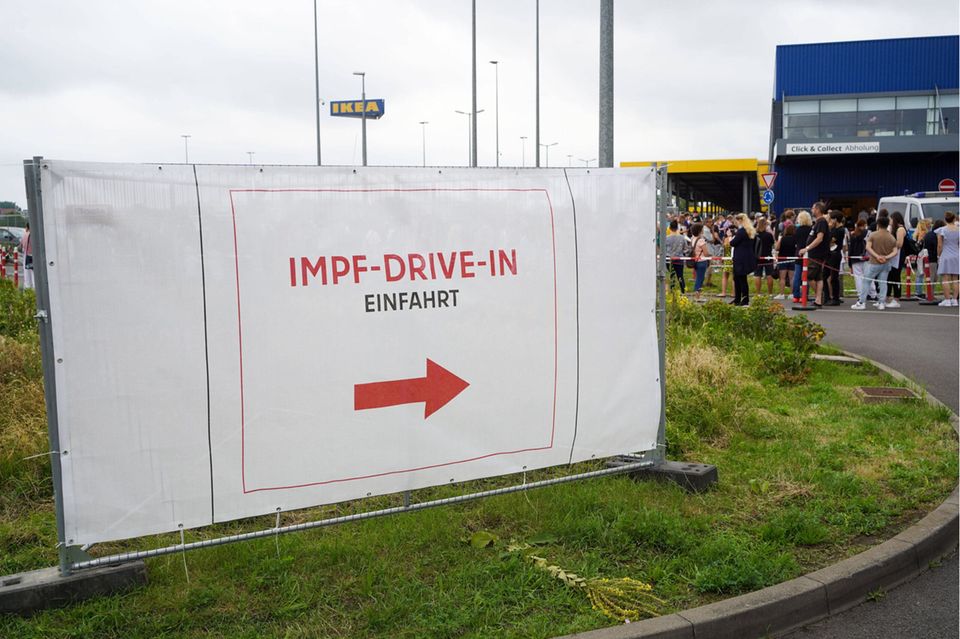 17.07.2021,Berlin,Deutschland,GER,Eröffnung erster Berliner Corona-Impf-Drive-in.Ikea-Parkplatz im Bezirk Lichtenberg, Landsberger Allee 364. *** 17 07 2021,Berlin,Germany,GER,Opening of first Berlin Corona vaccination drive in Ikea parking lot in Lichtenberg district, Landsberger Allee 364