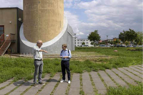 In Adlershof zeigte Becker stern-Reporter Benedikt Becker, wie eine „Schwammstadt“ funktioniert