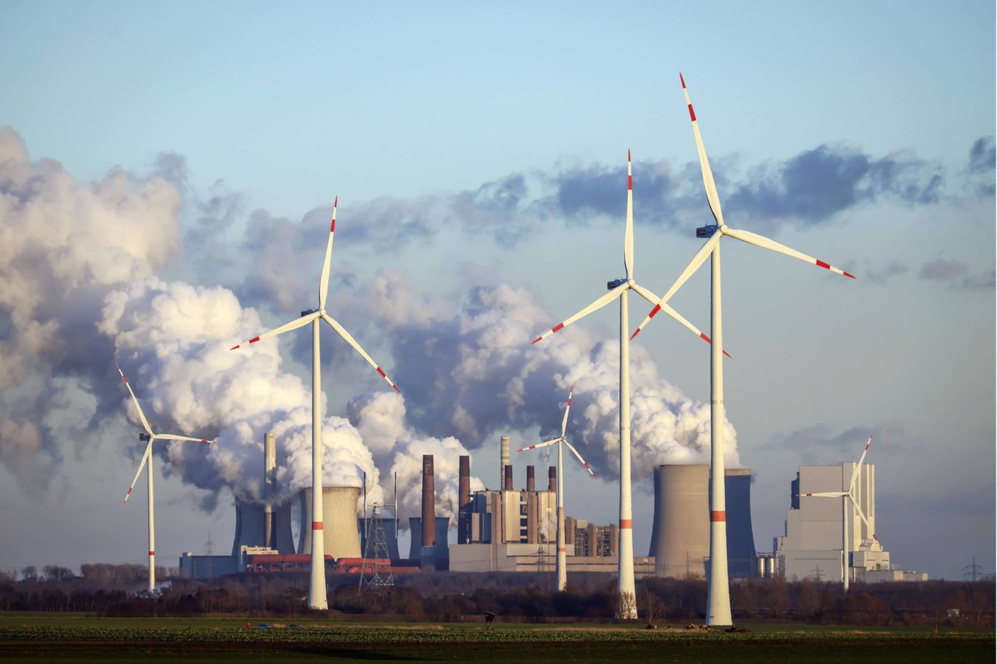 Windräder vor der Kulisse des Kraftwerks Neurath am Tagebau Garzweiler