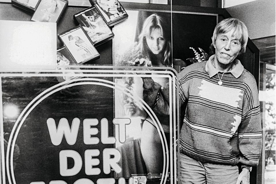 Die Erfinderin des Sexshops 1992 im Eingang eines Beate-Uhse-Ladens. Videokabinen waren eine Goldgrube