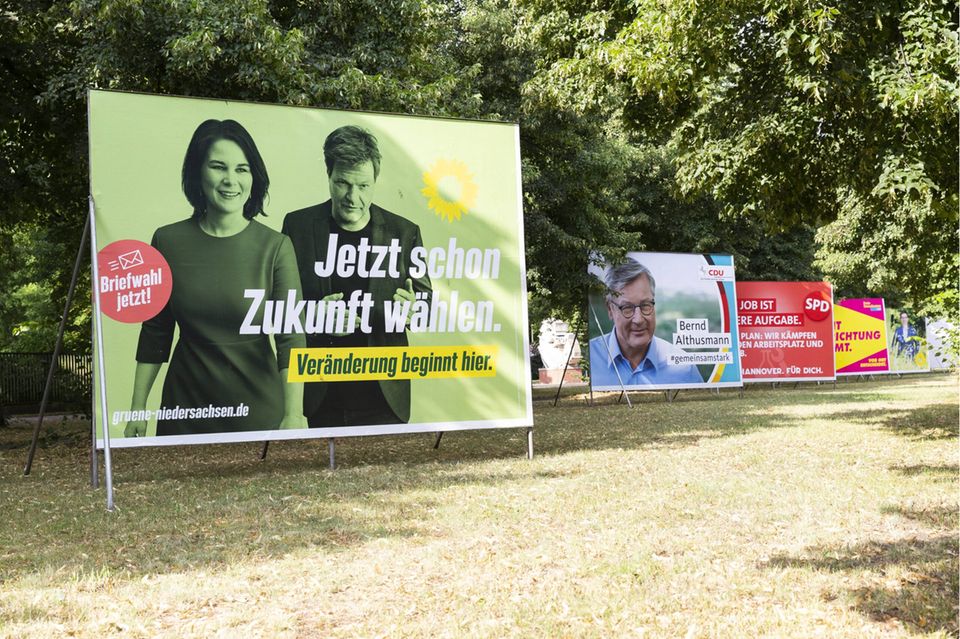 Wahlplakate in Hannover 2021 Wahlplakate zu den anstehenden Kommunal- und Bundestagswahlen 2021 in Hannover. Deutschland, Niedersachsen, Hannover, 27.07.2021 *** election posters in Hannover 2021 election posters for the upcoming local and federal elections 2021 in Hannover Germany, Lower Saxony, Hannover, 27 07 2021