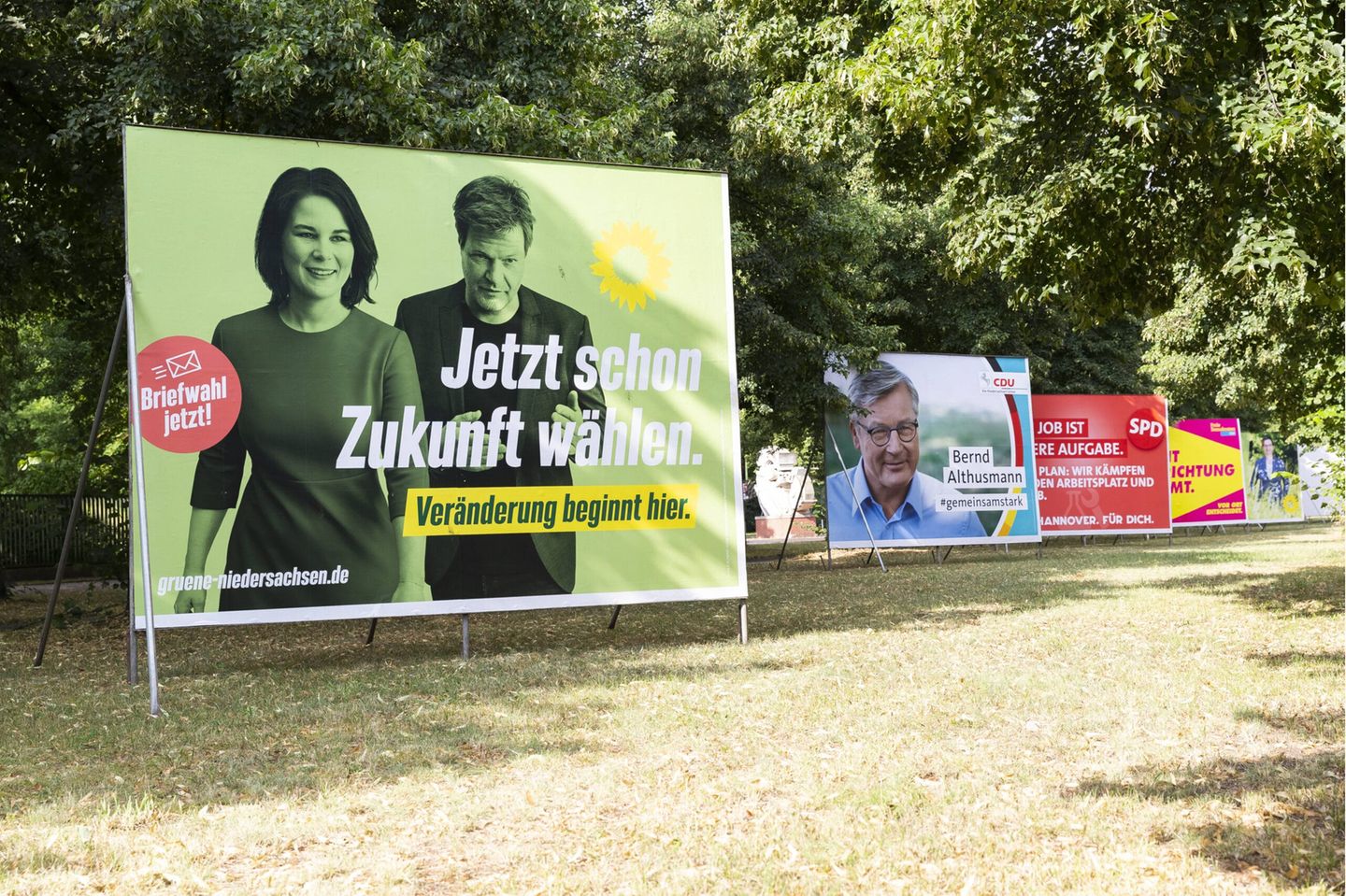 Wahlplakate in Hannover 2021 Wahlplakate zu den anstehenden Kommunal- und Bundestagswahlen 2021 in Hannover. Deutschland, Niedersachsen, Hannover, 27.07.2021 *** election posters in Hannover 2021 election posters for the upcoming local and federal elections 2021 in Hannover Germany, Lower Saxony, Hannover, 27 07 2021