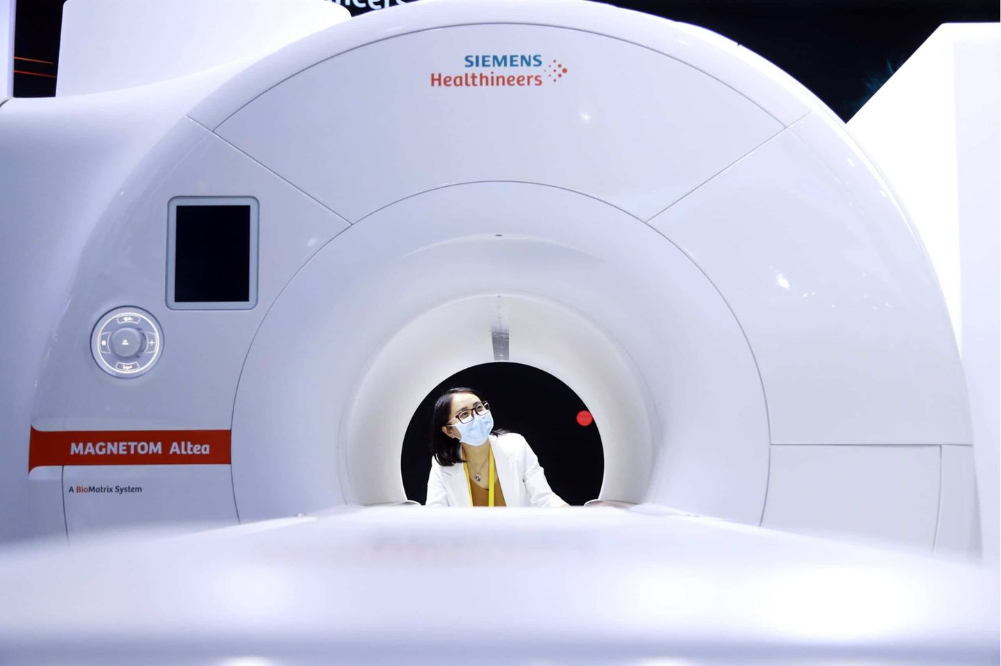 SHANGHAI, CHINA - NOVEMBER 05: A visitor looks at the MAGNETOM Altea MRI scanner at the Siemens Healthineers stand during the 3rd China International Import Expo CIIE at the National Exhibition and Convention Center on November 5, 2020 in Shanghai, China. PUBLICATIONxINxGERxSUIxAUTxHUNxONLY Copyright: xVCGx CFP111305457655